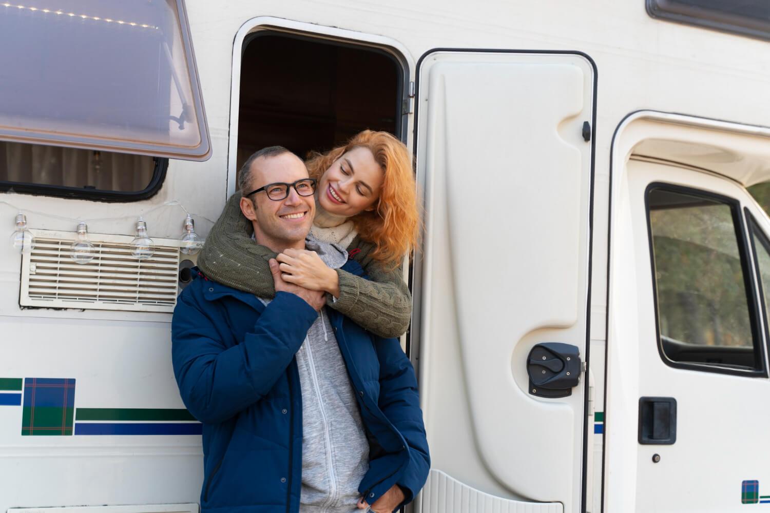 https://www.rv-tech.de/wp-content/uploads/2022/08/medium-shot-smiley-couple-with-campervan.jpg